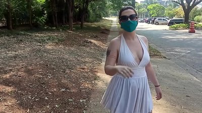 ʻO kahi huna lehulehu: hoʻāʻo kekahi kaikamahine mai Rūsia e wehe i kona ʻaʻahu ma nā alanui o Rio de Janeiro. Aneane hopu ʻia ʻo ia.