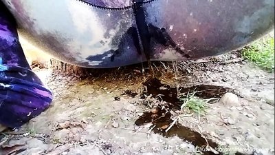 Mimi ma ke alanui! E hele mai e nānā iā LilKiwwiMonster e hoʻomaʻemaʻe i kona panties a pipi i ka lepo!